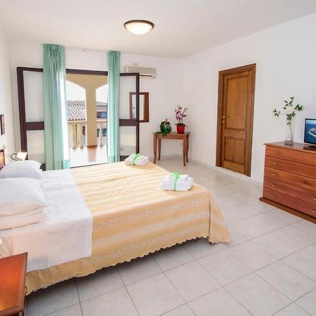 Hotel Smeraldo Canneddi Екстер'єр фото
